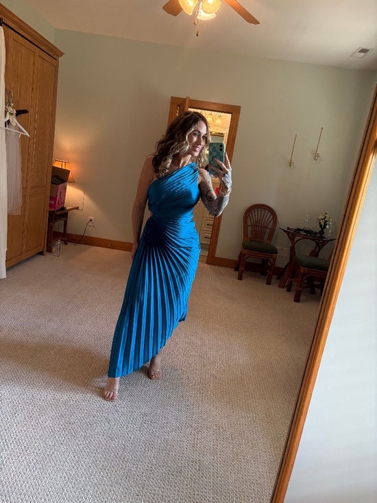 Vici Dresses & Skirts - One shoulder Vici dress